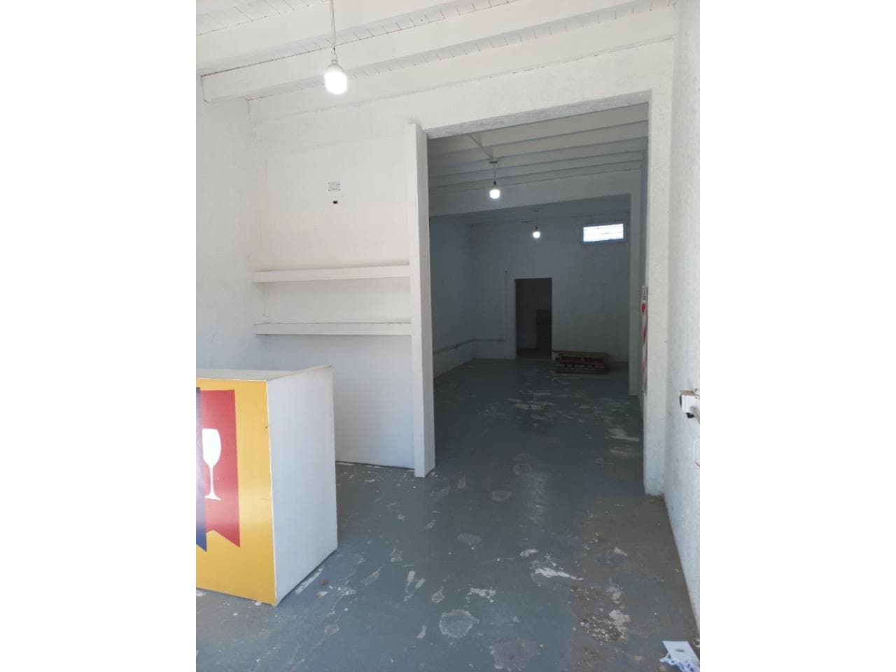 Local En Alquiler, Calle Progreso Y Charcas, 50 Metros Cuadrados, Con Un Baño Y Espacio Para Estacionar.