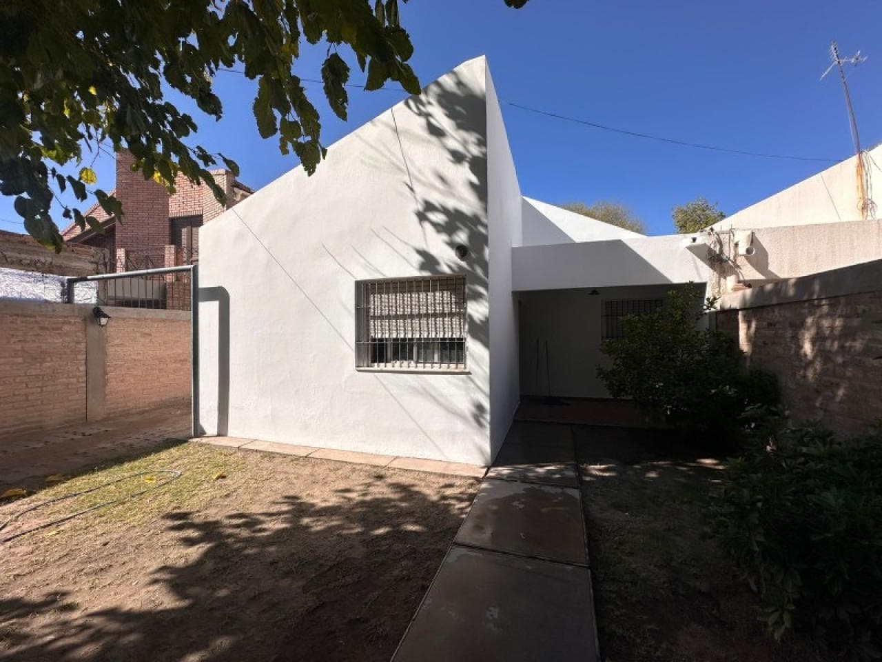 Natania Ill - Pasaje Cerrado; Alquiler Casa 3 Dor, Cochera Doble, Fondo C/ Parrillero $900.000 Tel. 2646296308