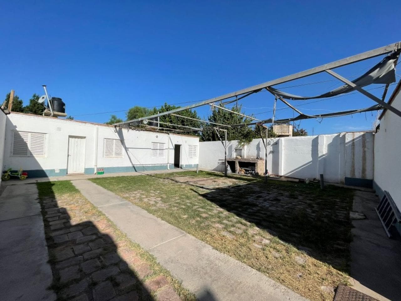 Alquiler Departamento Rivadavia 2 Dormitorios Planta Baja Con Patio Y Cochera
