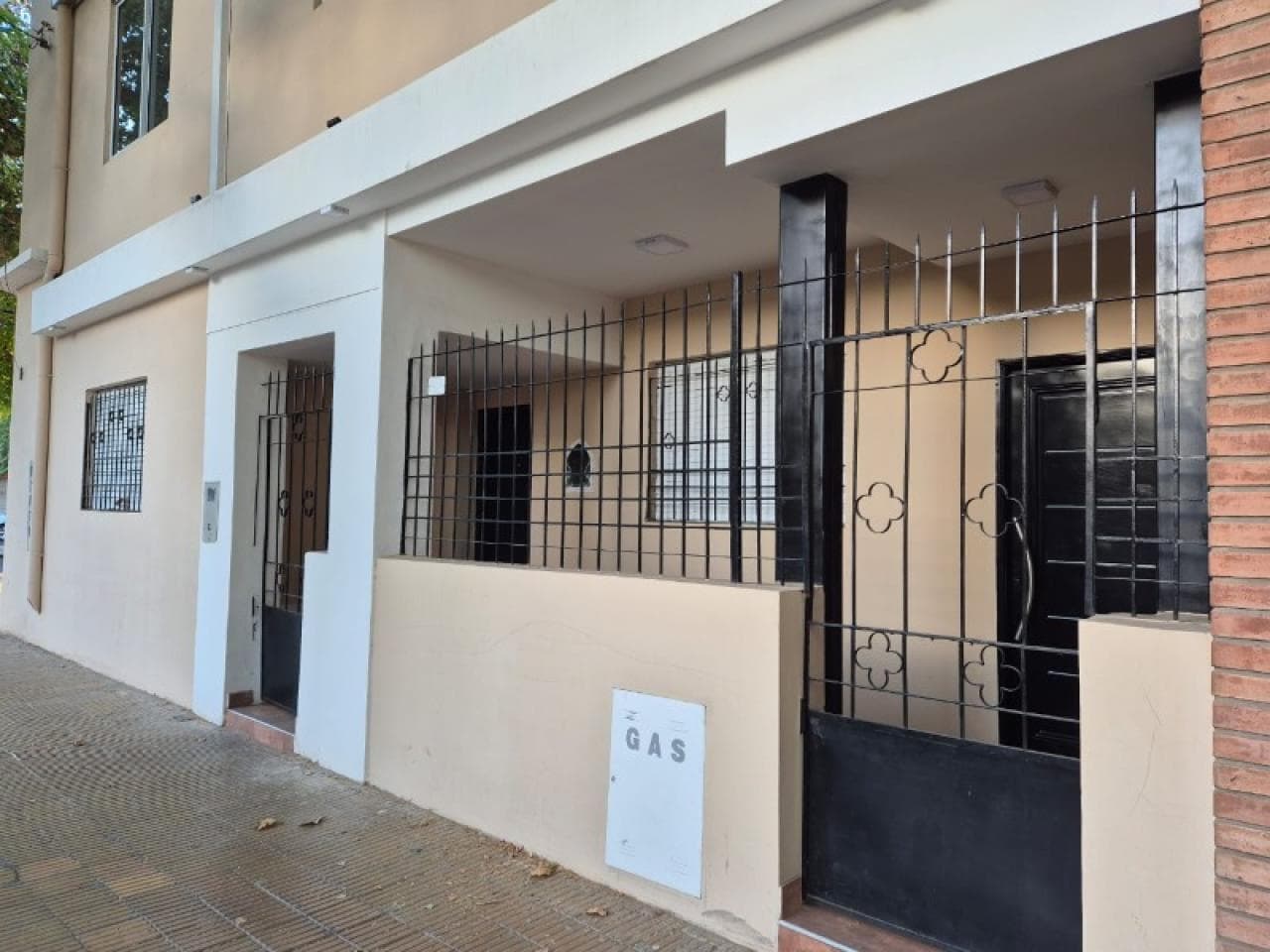 Alquiler. Casa Céntrica En Calle Jujuy Esquina Córdoba