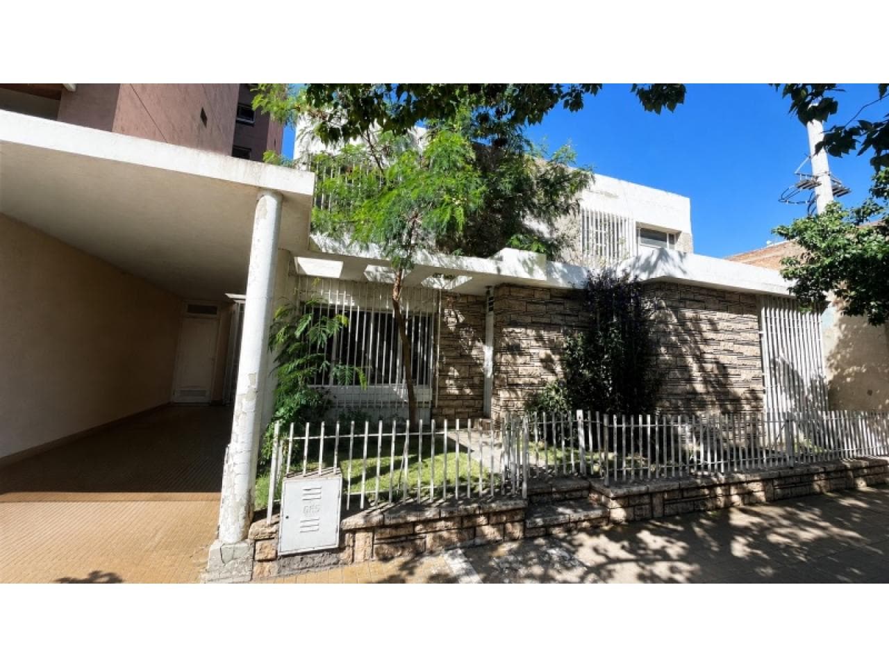 Venta - Casa Céntrica, A 50 Metros De Centro Cívico, 13 Metros De Frente - Capital