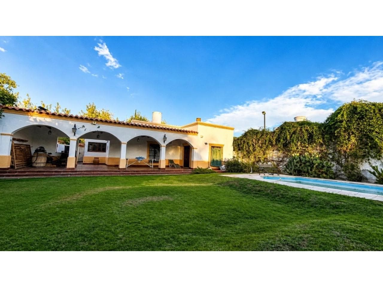 Venta - Casa En Barrio Los Álamos, 800m2 Terreno - Capital