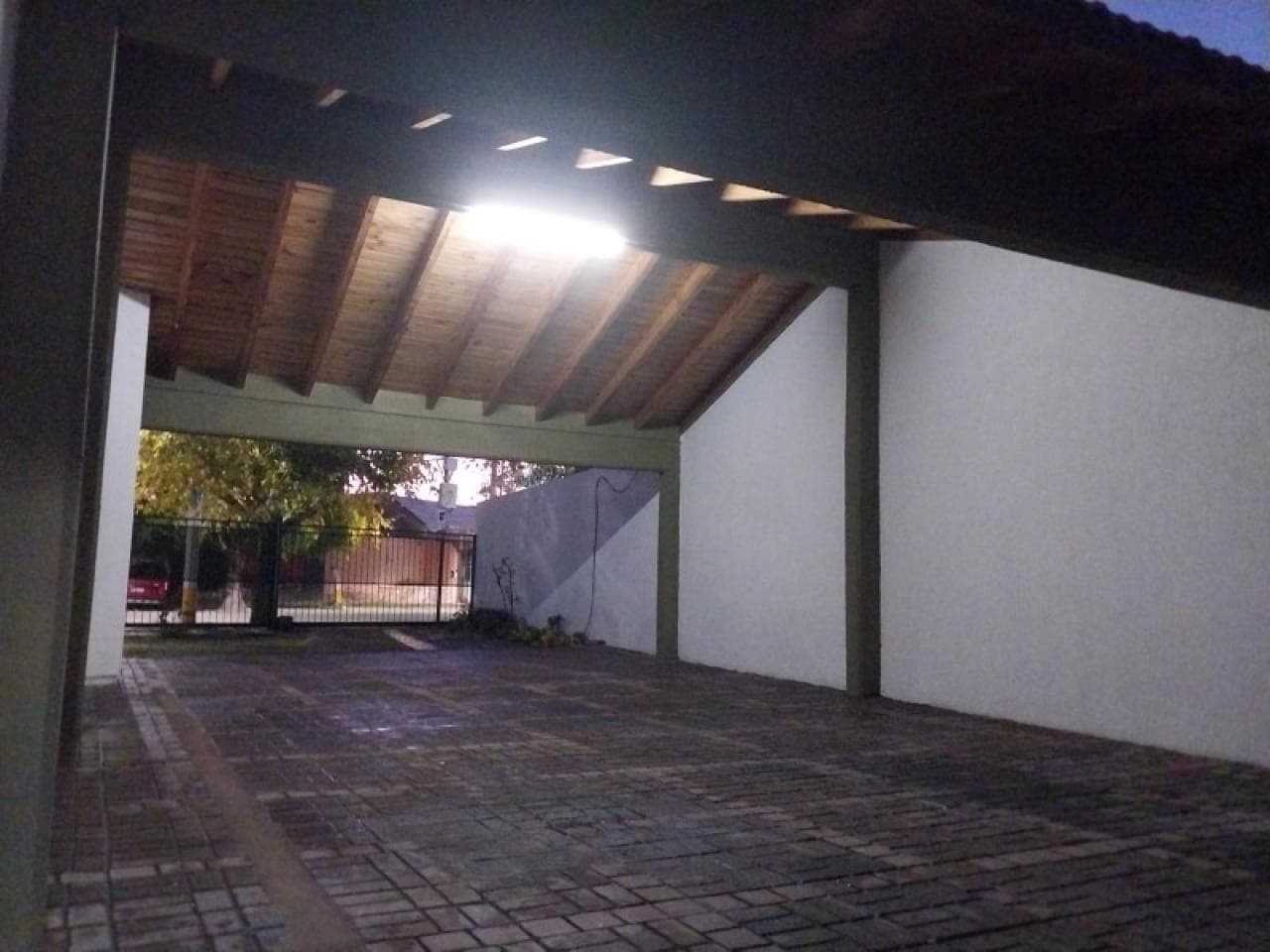 Alquiler. Casa 3 Dormitorios, 2 Baños C/ Antebaño, Lavadero, Cocina, Sala De Estar Grande, Fondo Y Cochera. Rawson