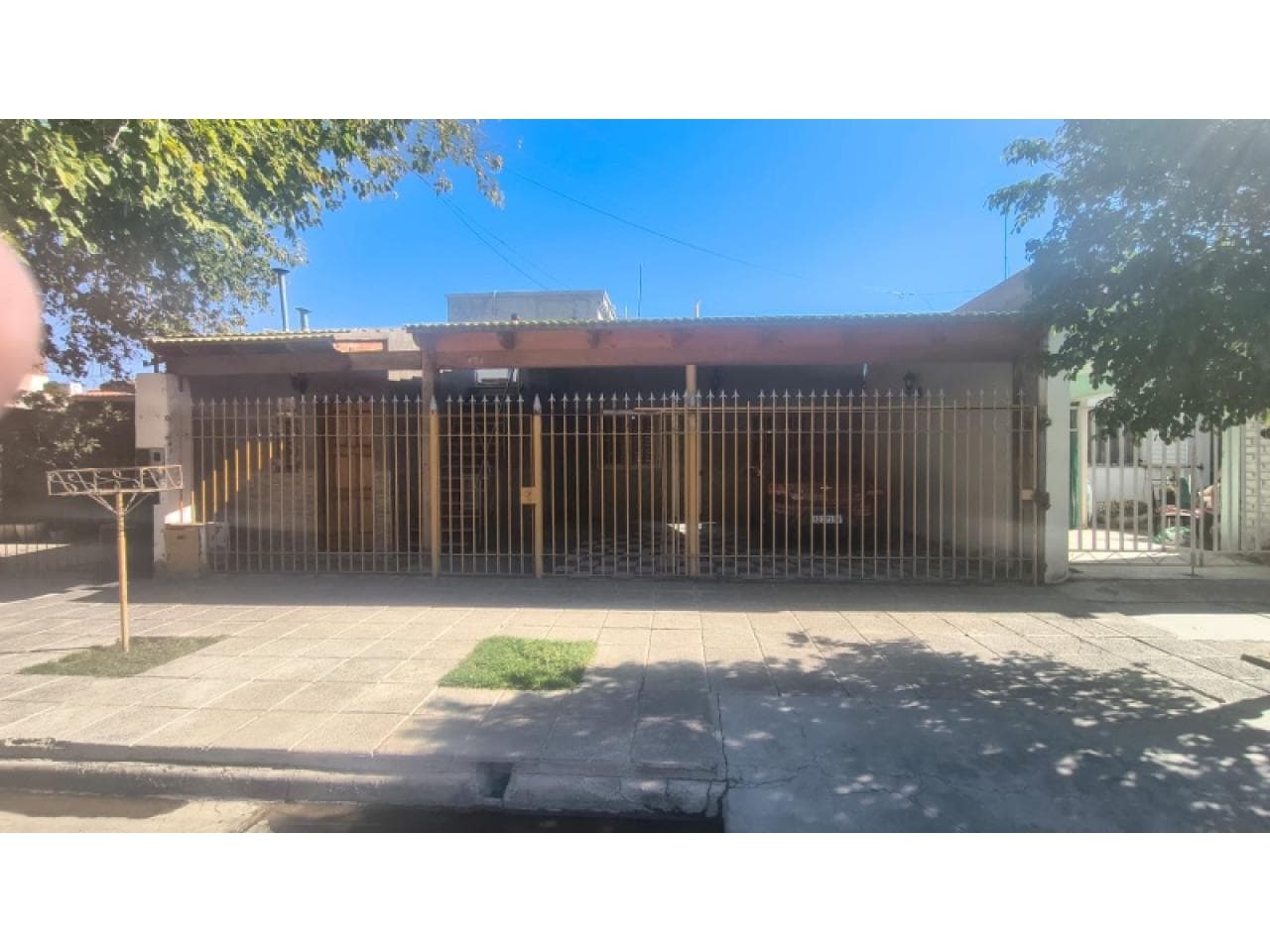 Alquiler - Casa En Barrio Aramburu - 3 Dormitorios, 3 Baños - A Dos Cuadras De Stgo Cabral. Rivadavia