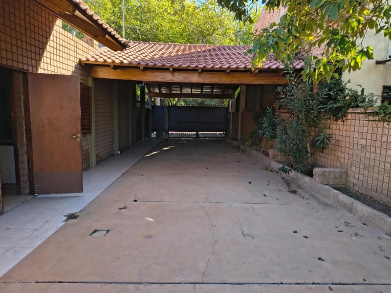 Venta - Importante Casa Con Terreno De 1297m2 Sobre Calle Falucho - Capital