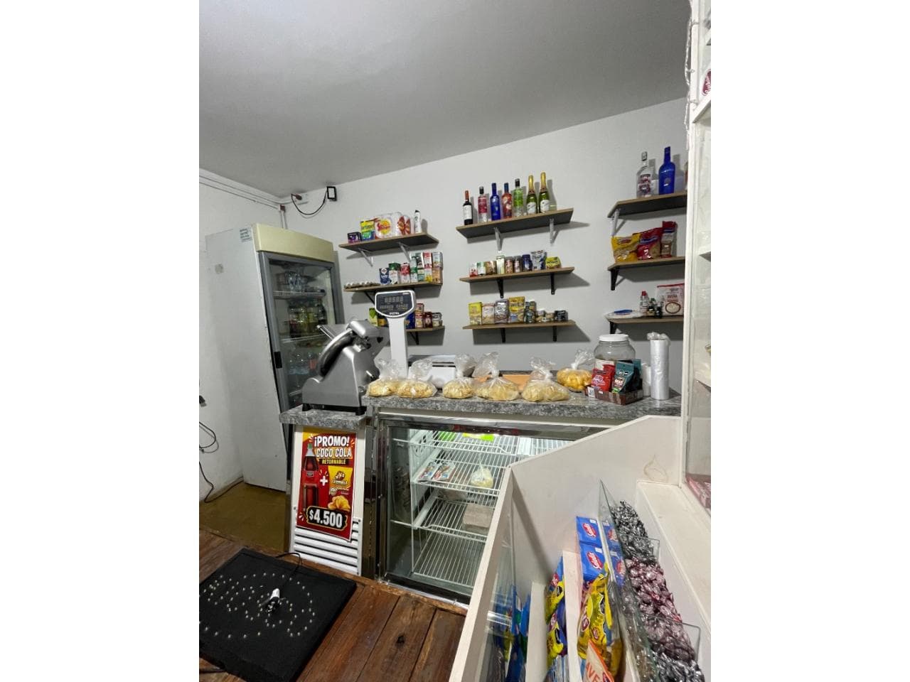 Alquilo Kiosco Listo Para Trabajar 18 M , Pequeño ( Zona 9 De Julio Y Jose Marti)