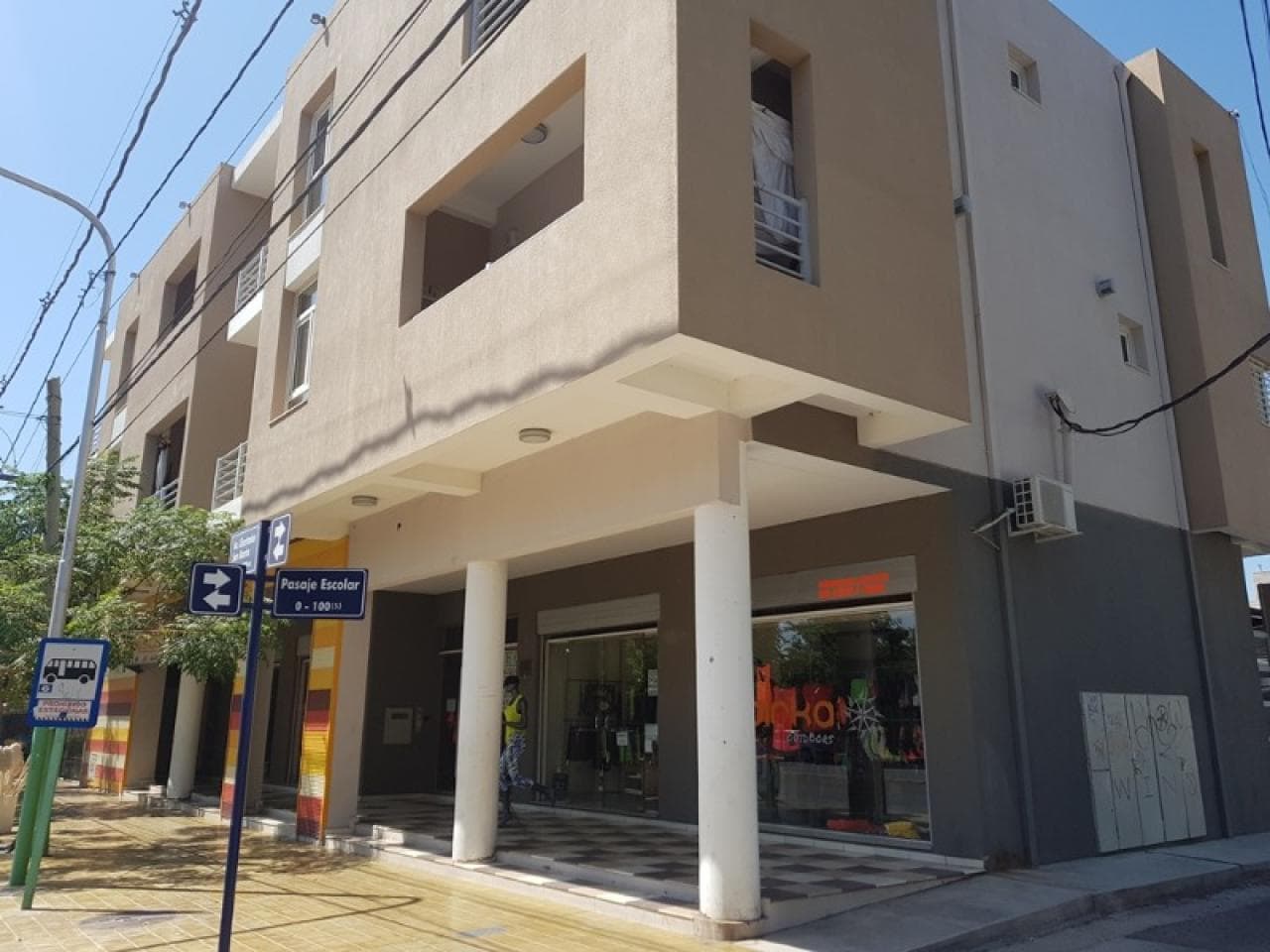 Alquiler Departamento De Categoría De Dos Dormitorios Ubicado En Calle Av. Libertador Antes De Calivar, Rivadavia