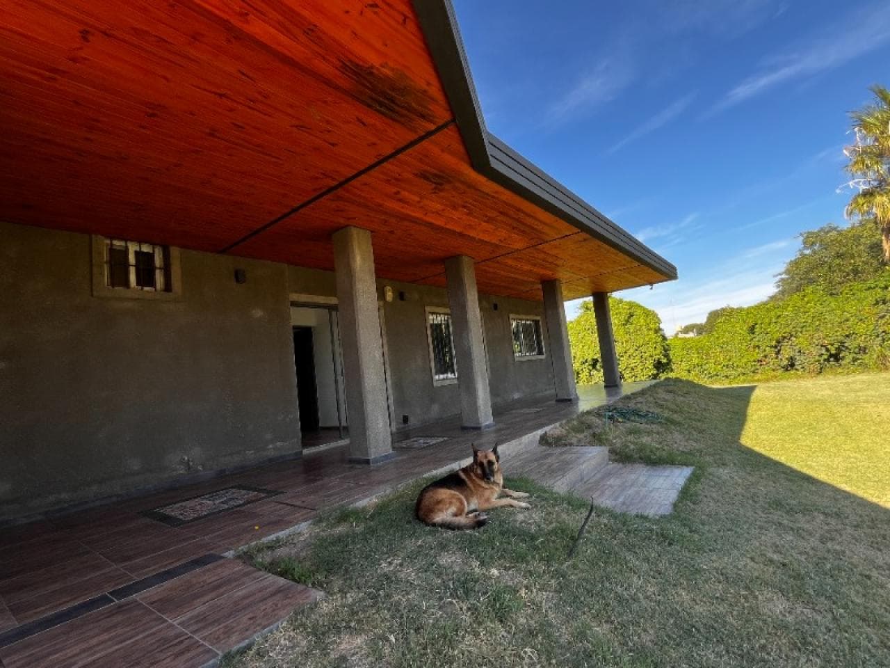 Venta Hermosa Casa De Tres Dormitorios Con Amplio Terreno. Pocito