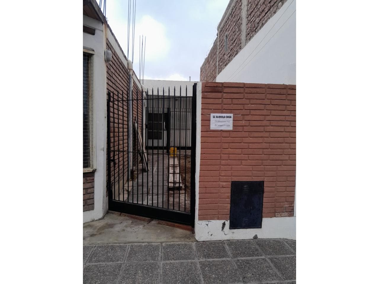 Alquiler. Casa 3 Dormitorios. Excelente Ubicacion. Ig. De La Roza Antes De Urquiza. Uso Habitacional Solamente.