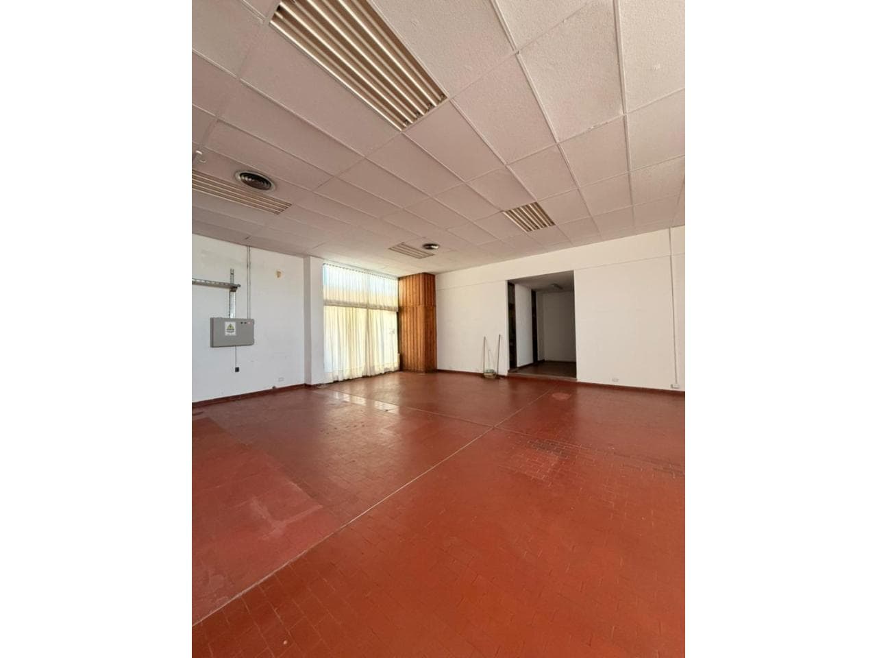 Alquiler Salon, Oficina, Estudio Juridico. Avenida Rawson Y Mitre. Capital