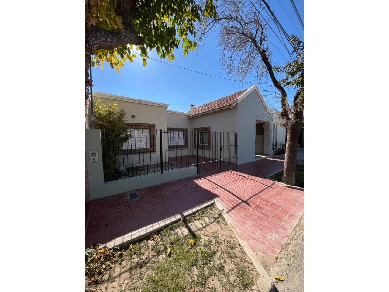Se Vende Hermosa Casa En Barrio Del Bono 3 Dormitorios 2 Baños Galería Quincho Cerrado Amplio Fondo Parquizado