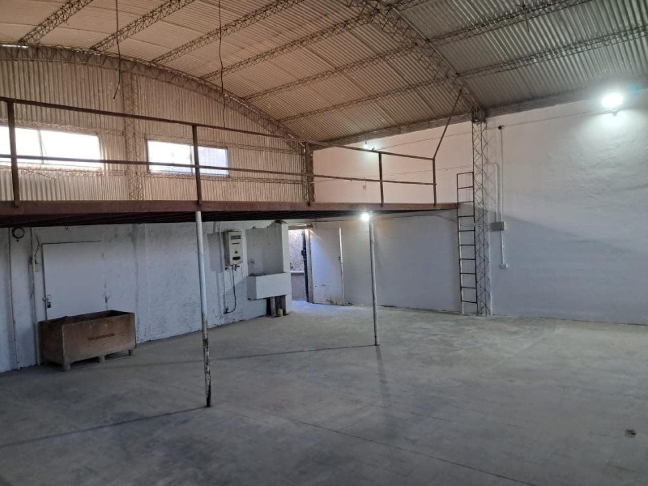Alquiler  Amplio Depósito / Salón Multipropósito En Capital