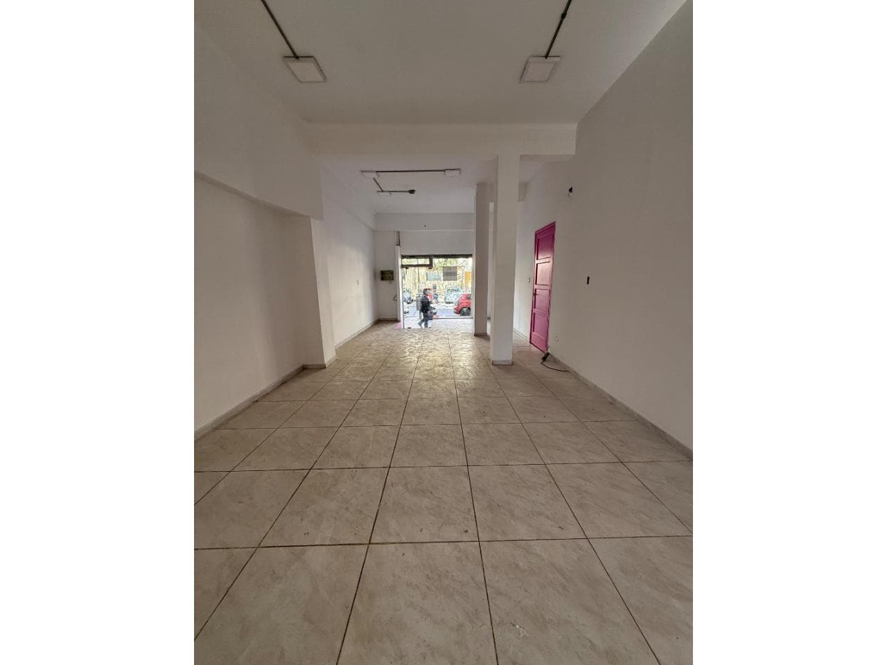 Alquiler Salon. Calle Rivadavia A 1/2 Cuadra De La Peatonal. 80m2 Mas 50m2 Se Sótano