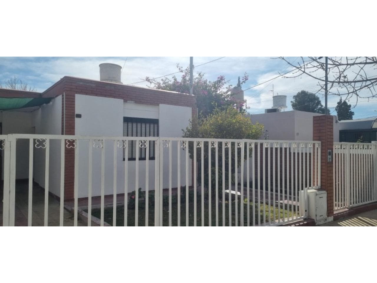 Alquiler Casa De 4 Habitaciones Dos Baños - Cochera Super Segura Barrio Camus. Rivadavia
