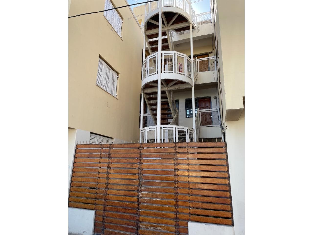 Alquiler Dpto Céntrico, Dos Dormitorios, 1ª Piso Por Escalera. Admite 2 Personas. Capital