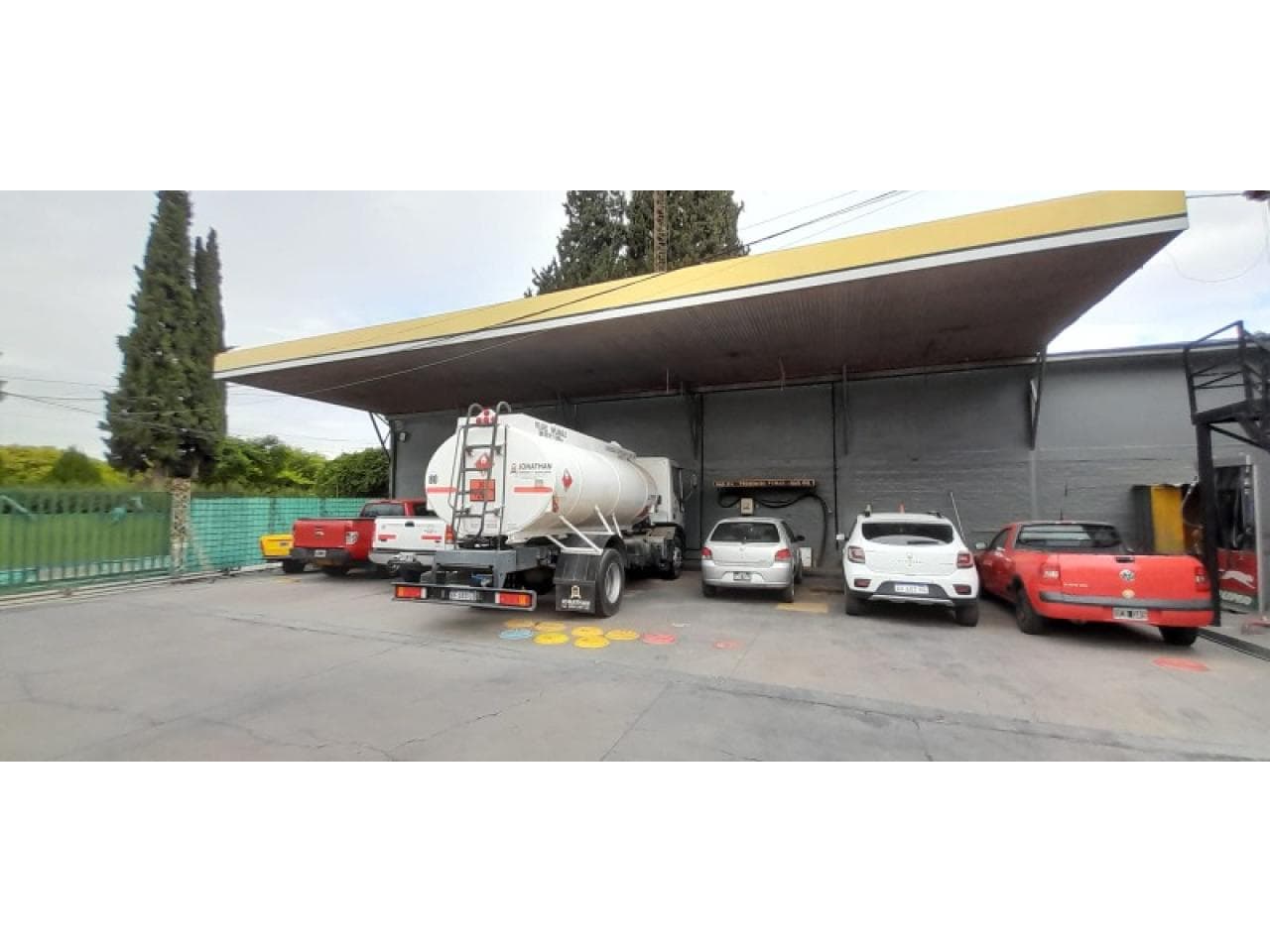 Arevalo Inmobiliaria, Alquila Predio Con Oficinas Y Cocheras