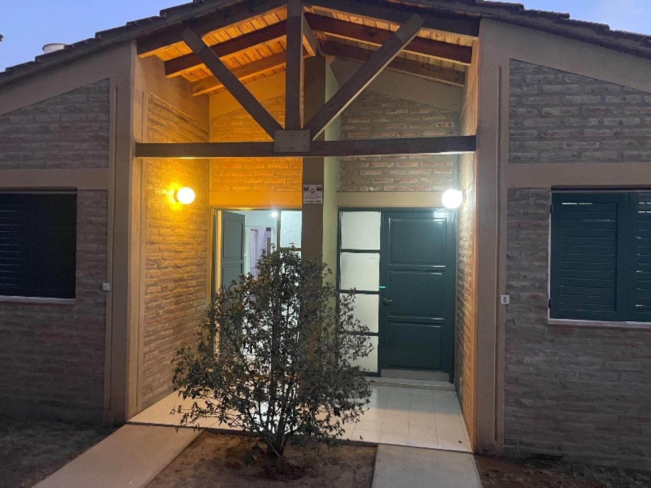 Alquilo Casa, Zona Cercana, Avenida Libertador Y San Miguel. Dos Habitaciones En Complejo Privado Con Cochera Fondo Gas