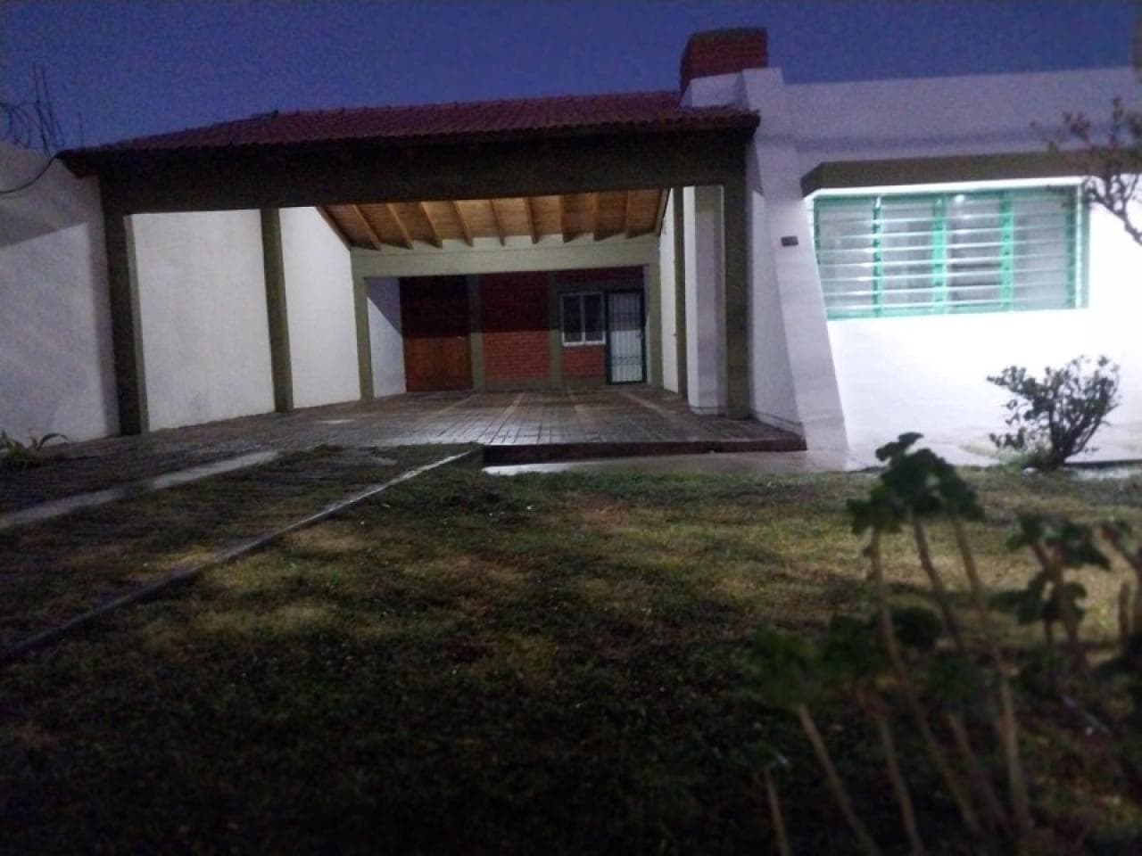 Casa Tres Dormitorios , 2 Baños , Galeria Techada , Despensa , Cocina Comedor , Cochera Techada Para 4 Vehiculos.