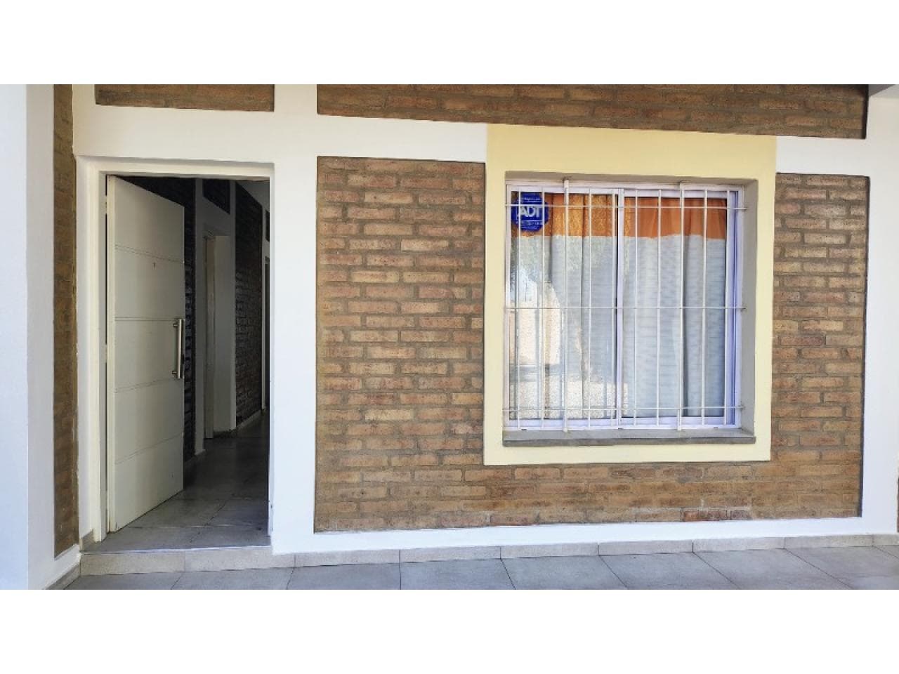 Alquiler - Casa Con Espacios Bien Distribuidos . Excelente Ubicación Santa Lucía