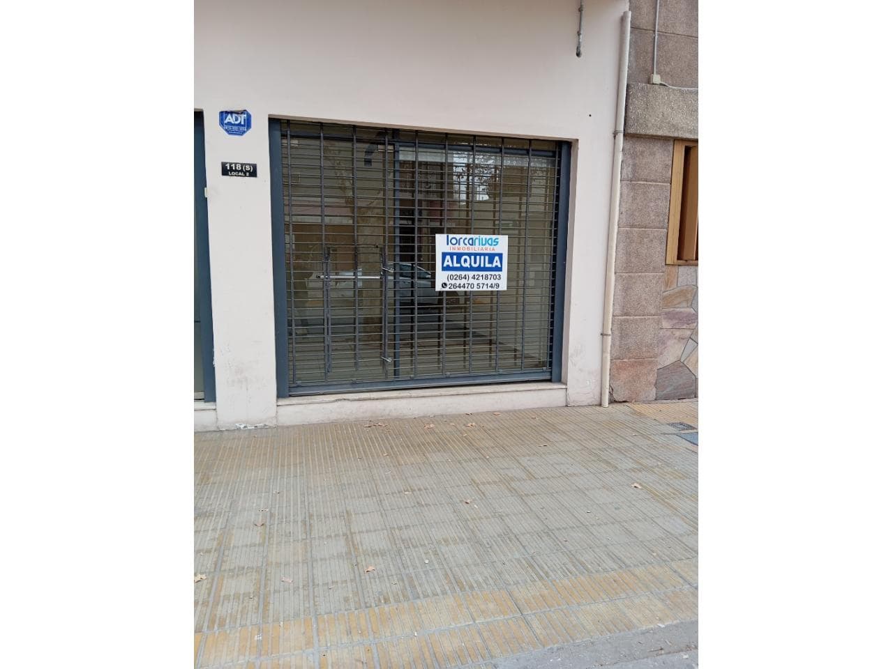 Alquilo Hermoso Salon De 30 Mts, Dos Ambientes Y Baño