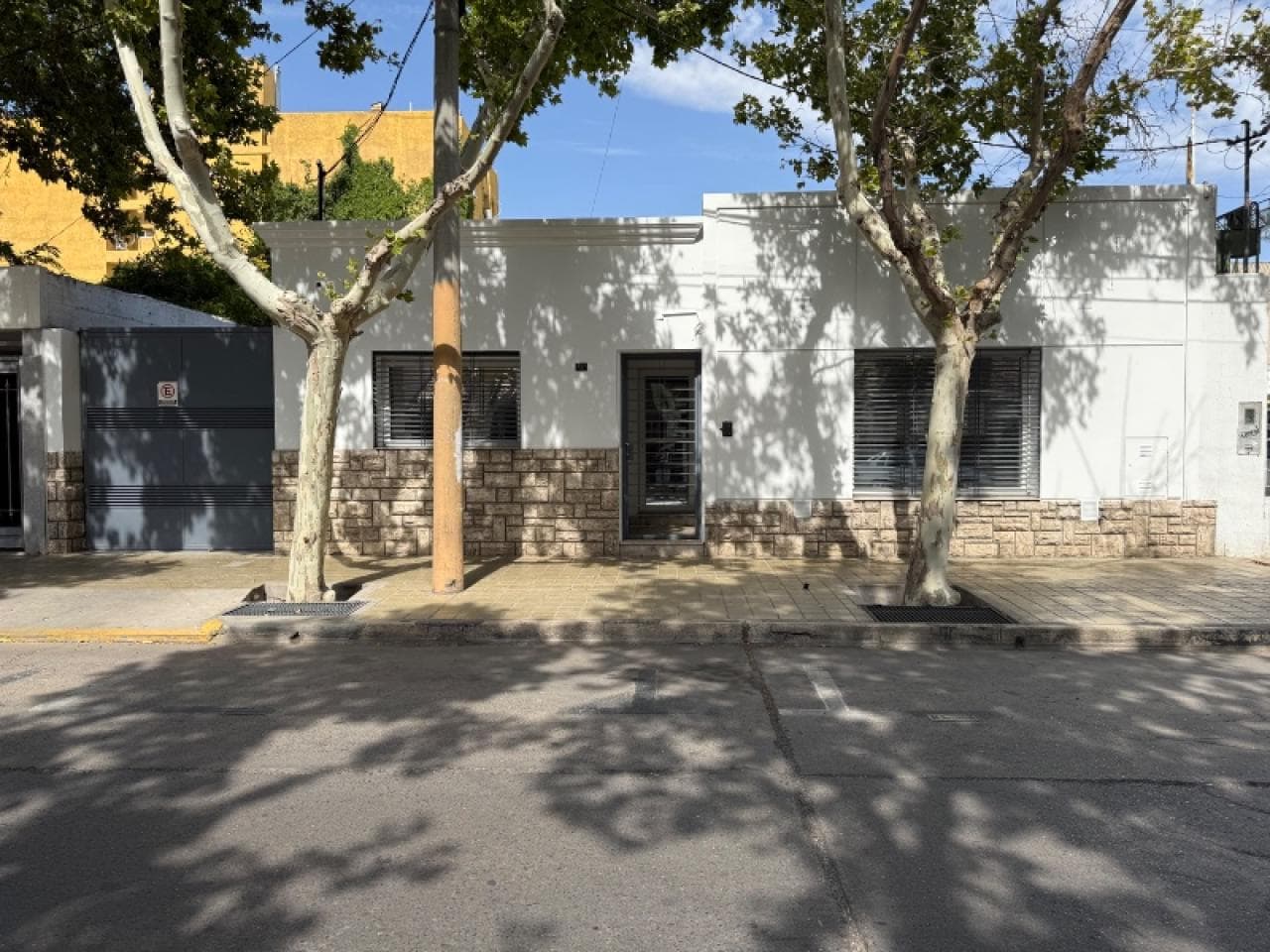 Alquilo Casa Con 6 Oficinas, 4 Baños, Y Estacionamiento Para 10 Autos. A 2 Cuadras De Centro Civico. Capital