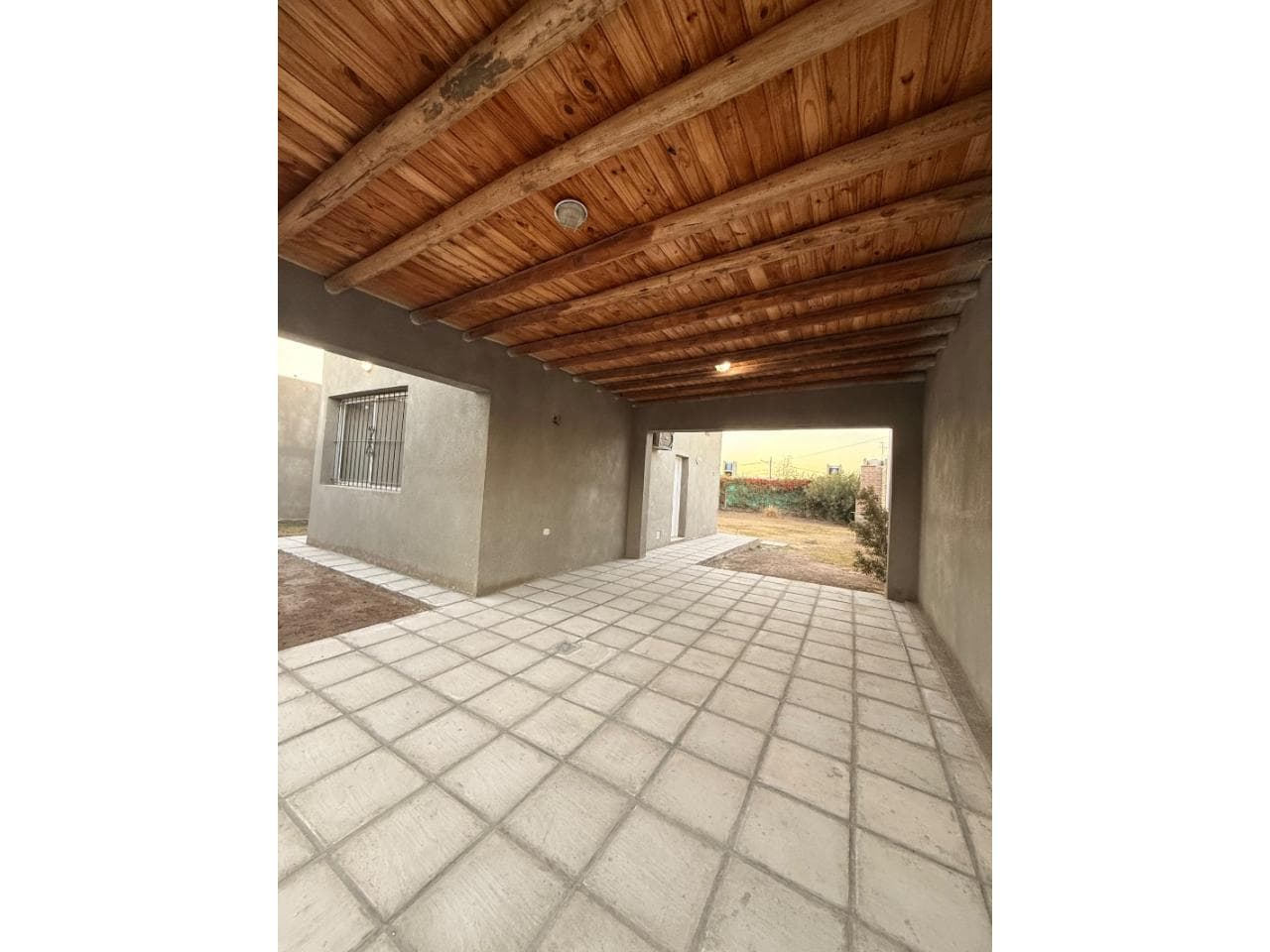 Venta Casa 2 Dormitorios, Baño, Cochera, Gran Patio Con Parrilla, Gas Natural - Apta Credito