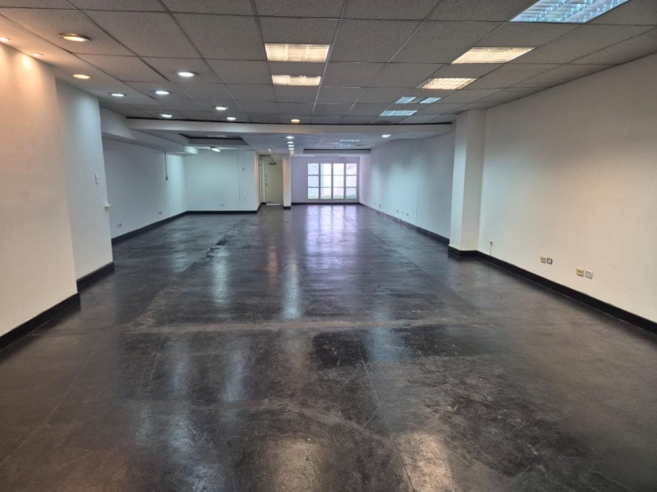 Alquiler. Salón Amplio Con Subsuelo Ubicado En Calle Mitre Entre Aberastáin Y Jujuy. Capital