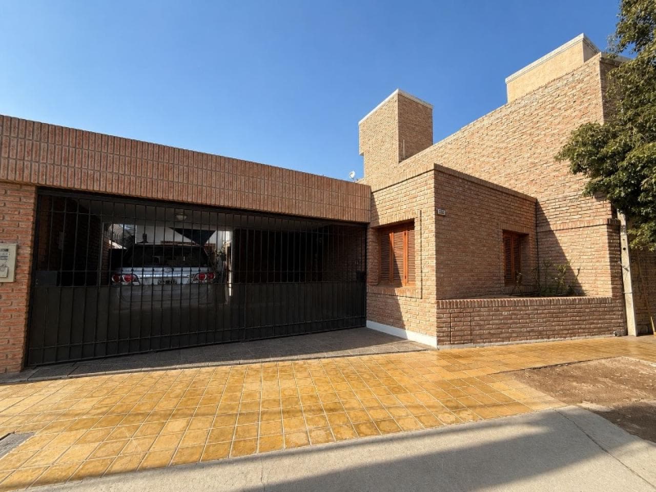 Venta - Casa Sobre Matías Zavalla, 3/4 Dormitorios, Pileta - Capital