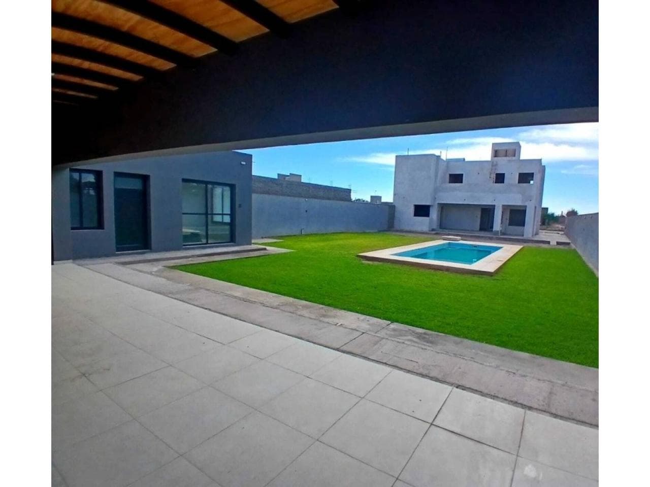 Casa De Categoria En Construccion (75%) Bº Privado Portal Del Sur. Quincho De 100mt2 Terminado, Listo Para Disfrutar.