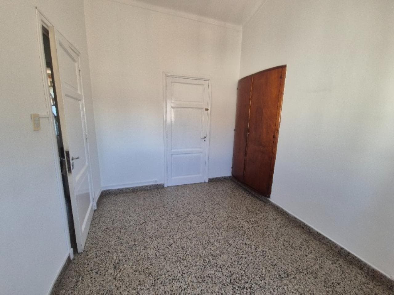 Alquiler. Oficina En Capital. Con Sala De Recepción, Cocina Y Baño Compartido. Capital