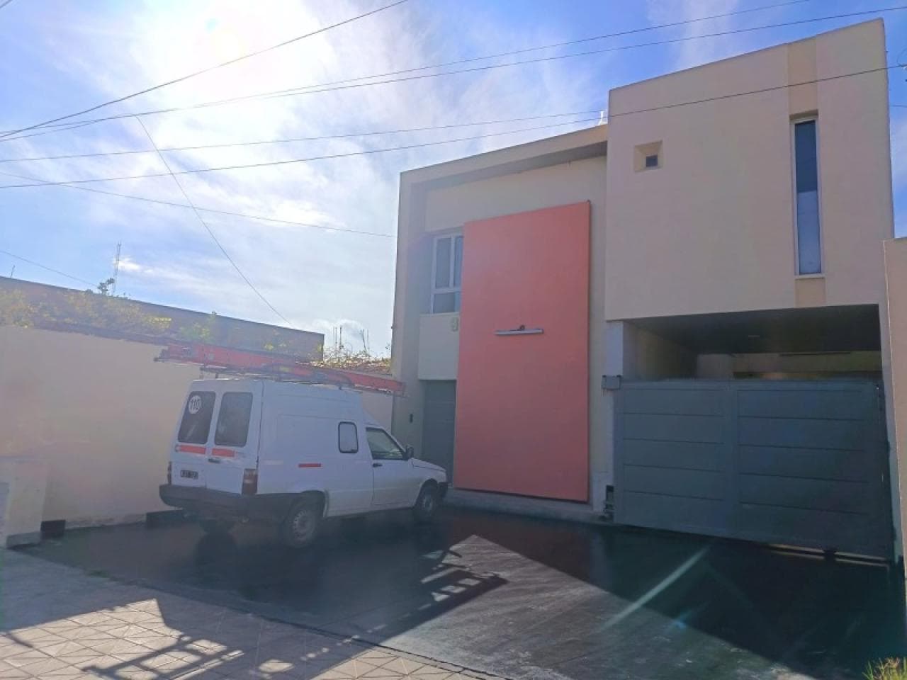 Alquiler Edificio De Oficinas + Galpón Sobre Av. Rioja | 450 M² Cubiertos Y Estacionamiento Privado