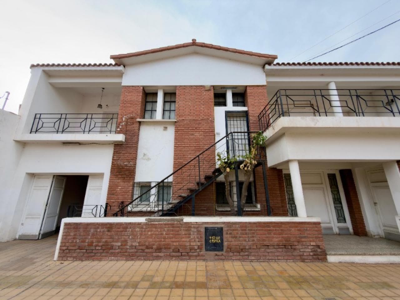 Alquiler. Oficina Con Sala De Recepción Y Balcón En Capital.