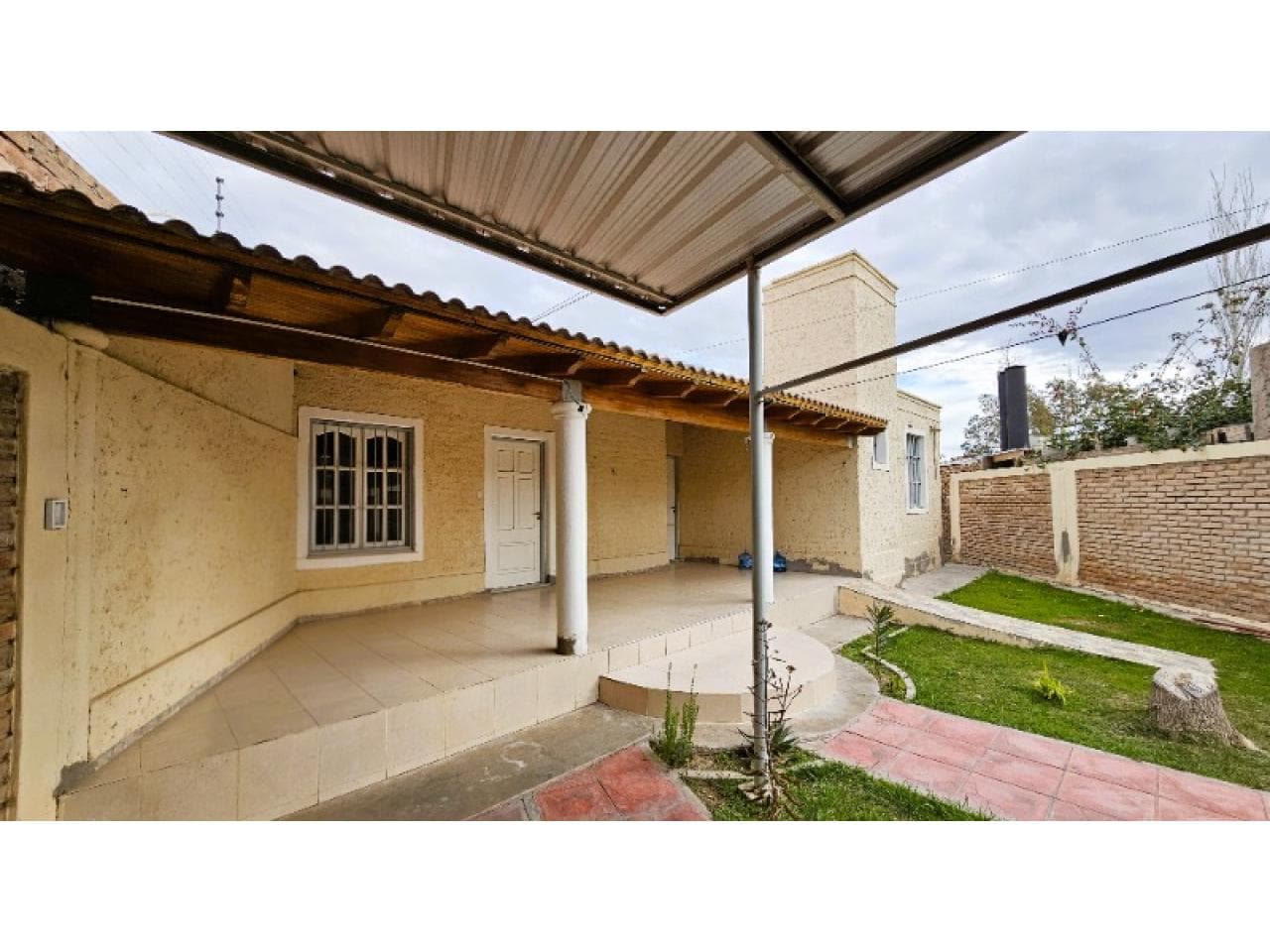 Venta Casa 3 Dormitorios 2 Baños, Amplio Terreno Barrio Los Almendros 2. Rivadavia