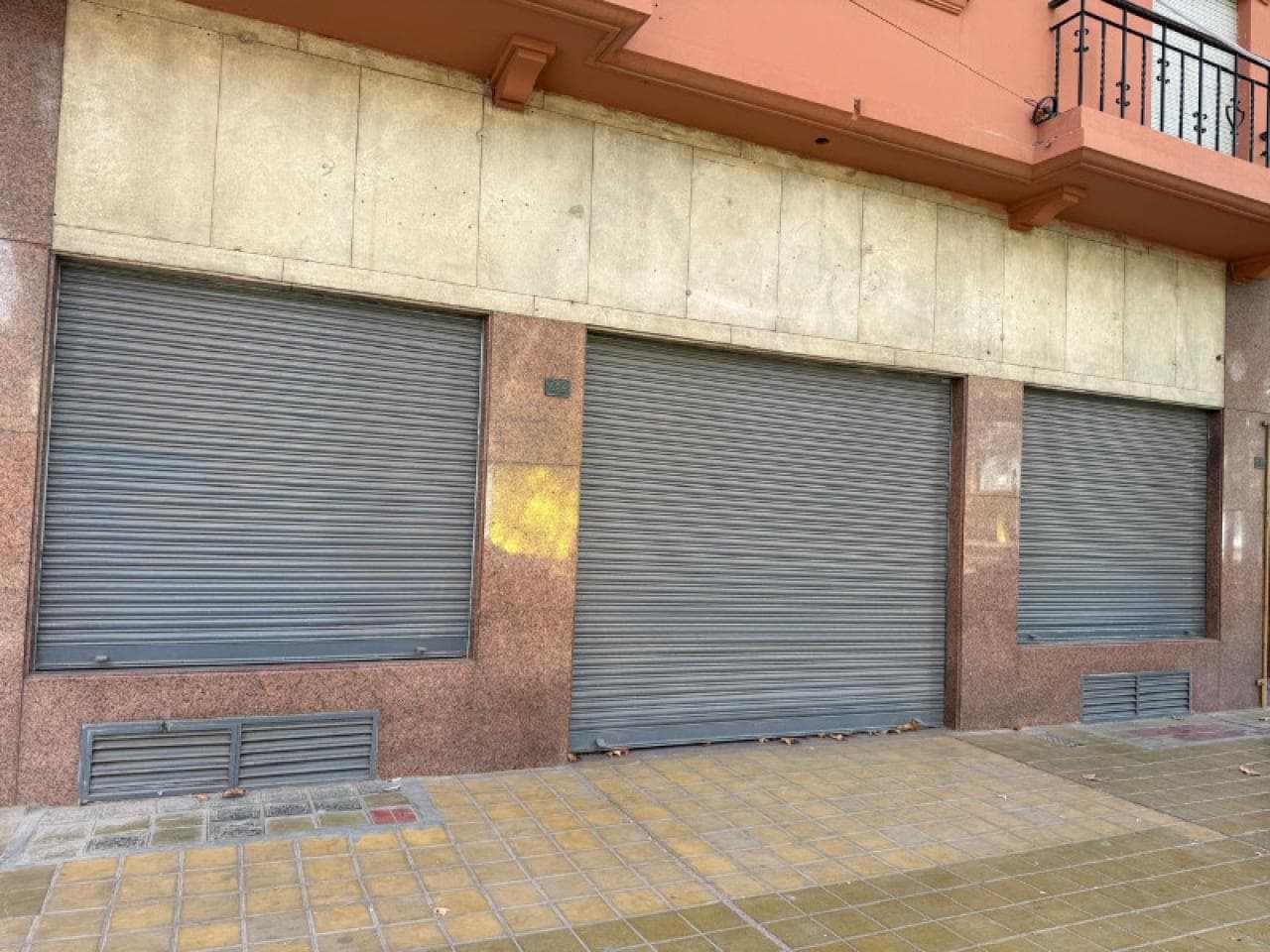 🏢 Alquiler Importante Local Comercial Sobre Calle Rivadavia Y Av Rawson - Amplios Salones Y Sotanos