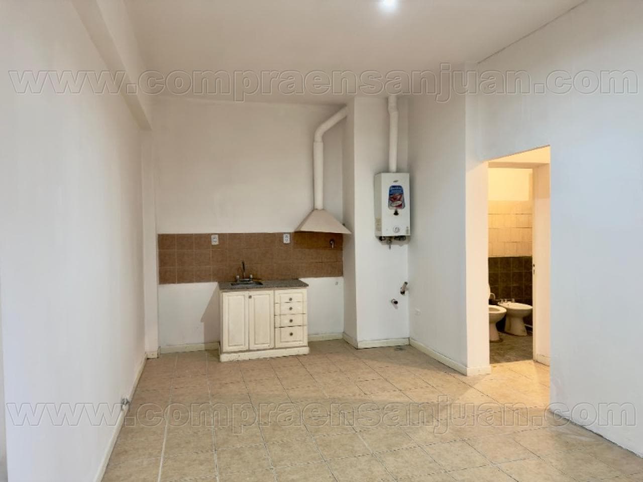 Alquiler. Departamento 1 Dormitorio Planta Baja En Rivadavia, Frente A Shopping Espacio San Juan.